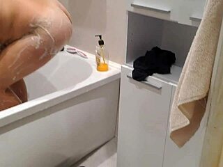 Уау, шпионирам тийн доведената си сестра, докато си бия!