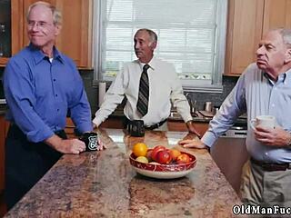 Vysoká blondínka s malými 18+ kozy si užíva fúkanie v študentskej sprche od 18+ dievčat