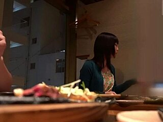 Klábosení o tom, jak ji sbalili v hotelu