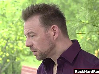 Латина мачка смуче и поема дълбоко