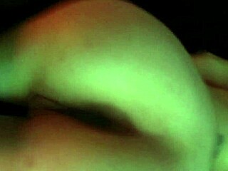 Kovaa menoa pienen rodunvälisen persseksin kanssa