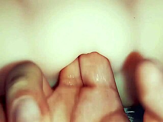 대담한 여친이 내 손가락질에 세게 절정