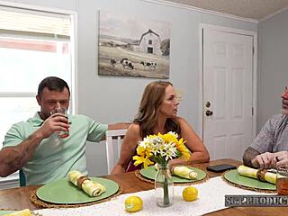 MILF excitée belle-mère trompe avec grosse bite à sa fête d'anniversaire spéciale