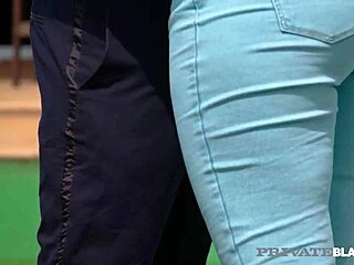 ¡Hombre, me encanta chupar esta polla chocolate tanto!