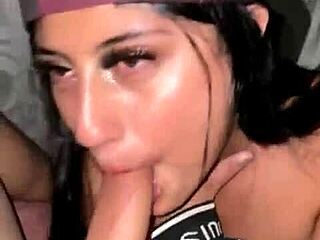 Dansează seducător pe cameră apoi futere intensă cu puli mari și anal