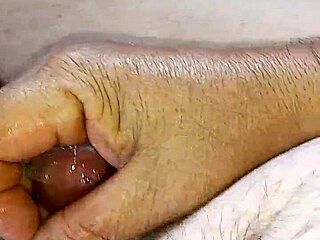 집에서 격렬한 솔로 핸드잡 후 몸에 정액 흘러넘쳐