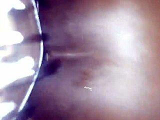 Ebony amatérka dává špinavý oral na monstrózní BBC