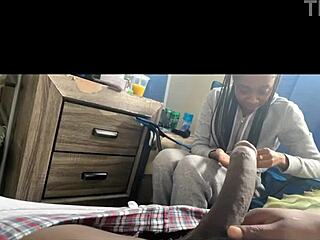 徒步邂逅，诱她回家口交快感，脸上高潮爆发