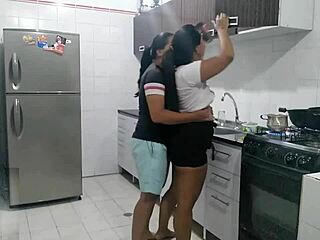 Que delícia cozinhar assim, meu amor, na cozinha com brinquedos