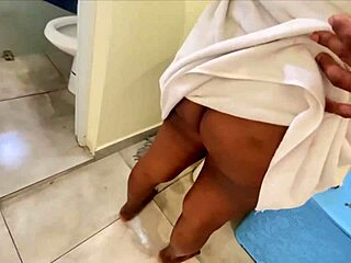 Culona dominicana perforada duro tras pausa en baño