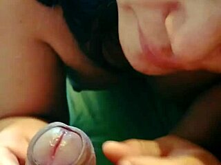 mi padrastro me manda a chupar verga por dinero