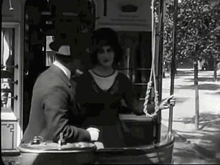 Hun giver vintage blowjob til hårig babe