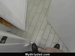 Mostohaapa titokban szaglássza Natalie Brooks bugyiját