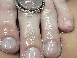 Pheonixxx用油腻特写指交和震动器挑逗自己！