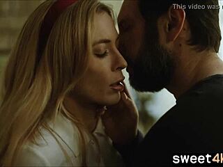 나이 많은 의붓남매가 몇 년 후 강렬한 침실 만남 공유해요