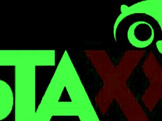 MILF blonde kuasai lelaki manis di katil