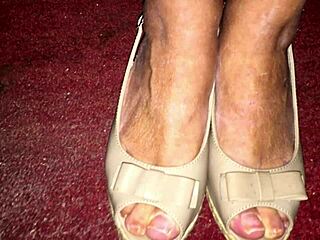 Bibishe indulges in her FETISH FEET session