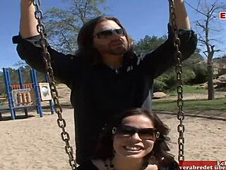 Слаба брюнетка курва с перфектни цици чука чужд хуй докато съпругът й гледа в шок