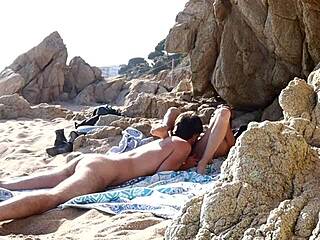 Stel betrapt tijdens neuken op strand