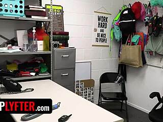 لصة صغيرة شقراء تنيك دوجي ستايل من حارس المول