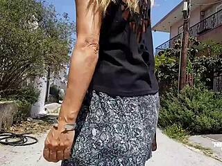 Versaute Nippleringlover zeigt gepiercte Muschi in der Öffentlichkeit.