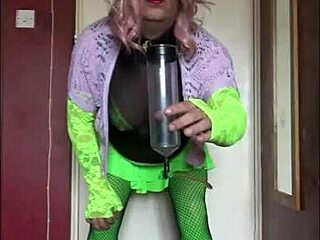 Amateur crossdresser Mark takes a full load of piss