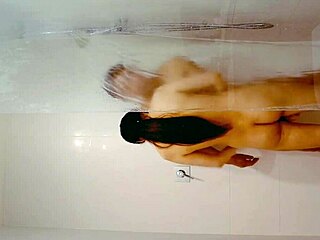 Asyalı Avustralyalı Kızla Taksi Banyosunda Duş Yapıyor