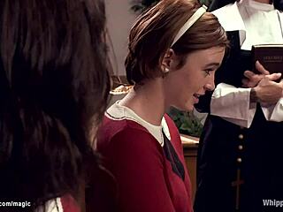 巨乳の尼僧が縛られた女子生徒を激しい支配セッションで鞭打つ