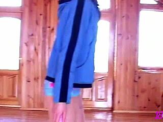 Naughty Zelma se dezbracă și sare coarda cu stil