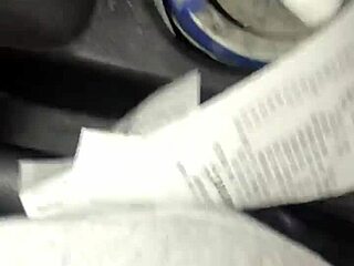 Ebony Kissesxxx uborkával masztizik kint, spriccel a nyilvánosság előtt