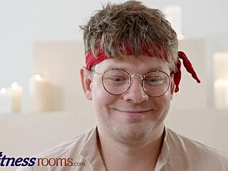 En el Gimnasio, MILF Josy Black Hace de Profesora de Yoga. Polla Grande Hace Squirt el Coño Ebony