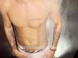 I'am that famosinho do tiktok taking a shower with my hard pau duro untill i get completly naked on red
