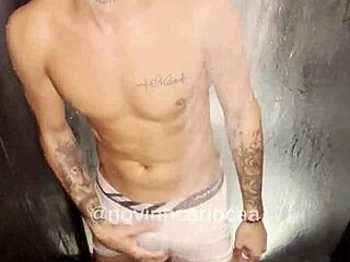 I'am that famosinho do tiktok taking a shower with my hard pau duro untill i get completly naked on red