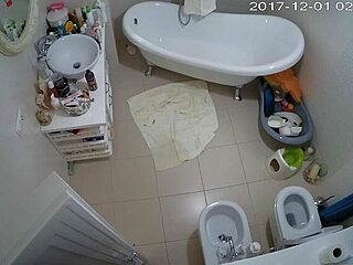 Amateur masturbates with no hair