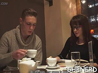 Nerd novinha 18+ de óculos leva surra hardcore de amador maduro... adora essa ação na xota! 😈🔥