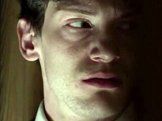 טווינק אדוארד טרנט מזוין קשה על ידי כומר דייל קודה בהודאה