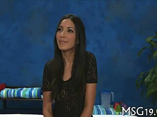 Otrzymuję Relaksujący Masaż od Młodej 18+ Namaszczonej Laski