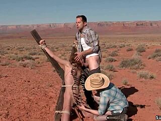 שפחה קשורה במדבר מקבלת זיון אנאלי קשה מקבוצה