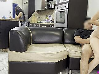 純粋なラティーナ隣人が騙されてラフなアナル後背位に