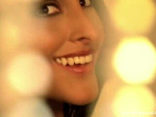 Teasing Bollywood babe rocks out in softcore video