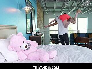 Mazy Myers pelirroja petite hijastra con orgasmo intenso junto a padrastro