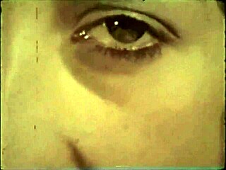 Dark Lantern Entertainment představuje dvě století vintage porna s retro scénami sání ptáka