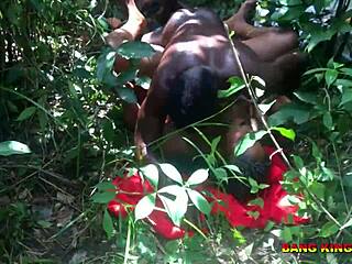 Gadis kampung Afrika tunggang jutawan di semak dengan creampie pepek basah video penuh