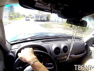 Mlada Ava Tejlor u grubom seksu i slinavom pušenju