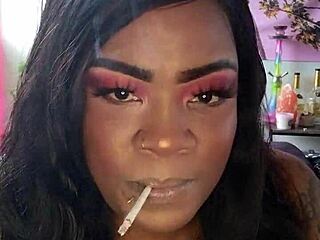 Rokende Ebony Godin domineert met sigaret in kinky BDSM fetisj scène