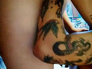 Mein Nachbar küsst meinen Arsch, bevor er ihn wütend zerstört