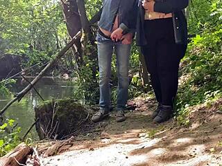 Кривая милф незнакомка дрочила мне у озера