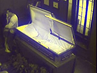 Izopačeni fetiš sa kovčegom par jebe se u skrivenoj kancelariji.