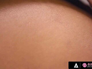 Hú, Nia Nacci és Harmony Wonder nedves masszázst kapnak cheerleading után!