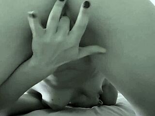 ดูแม่ม่ายร่านโดนงอตัวสไตล์หมา โดนสอดนิ้วหีจนน้ำแตก 😈💦